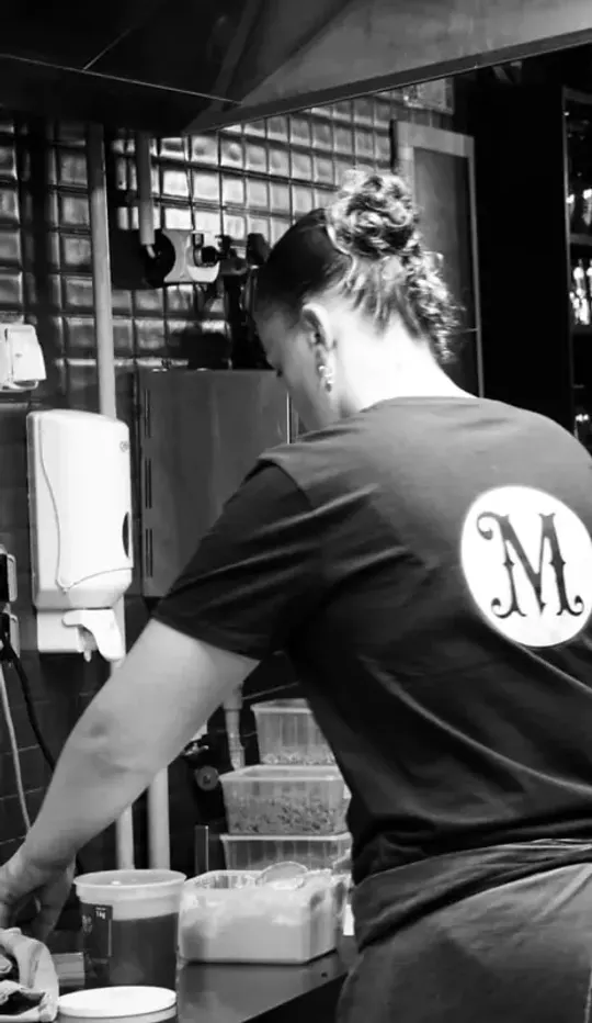 L’équipe en cuisine, au passe de Mamilig
