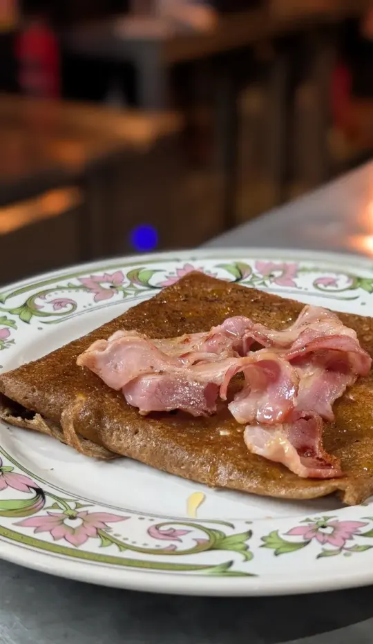 Galette de blé noir garnie au jambon, servie chez Mamilig