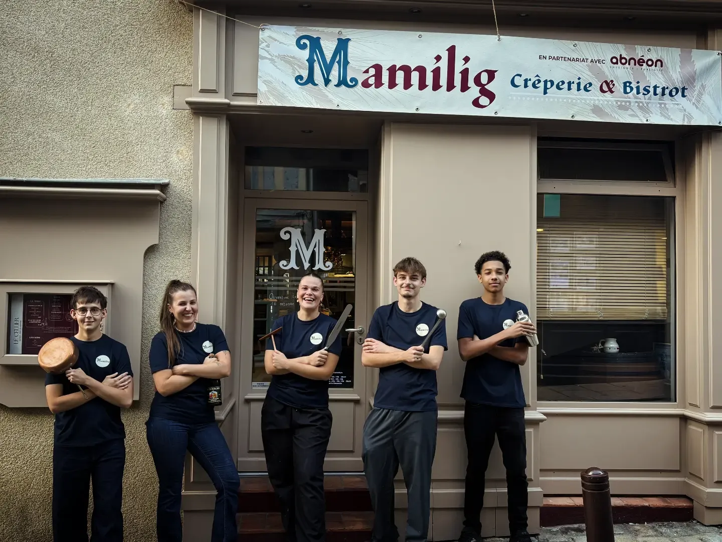 Devanture de la crêperie Mamilig, 40 rue de la Madeleine à Châteaugiron, et son équipe devant la porte