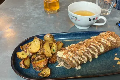 Galette Gironnaise roulée, nappée de crème de moutarde à l’ancienne et d’oignons frits, pommes de terre rôties, bolée de cidre