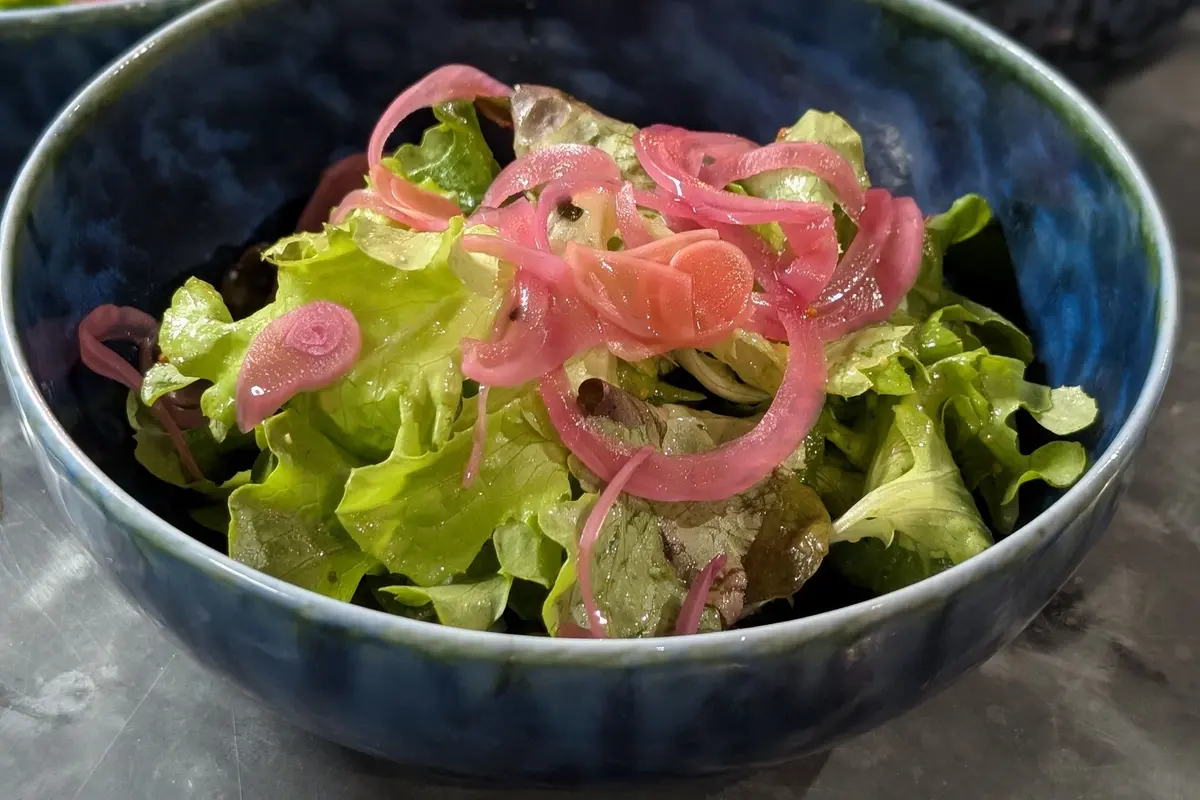 Salade verte aux oignons pickles